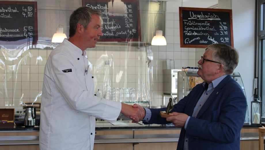 Andreas Wulf vom Bistro nimmt den Inklusionspreis von Alfred Bornhalm entgegen